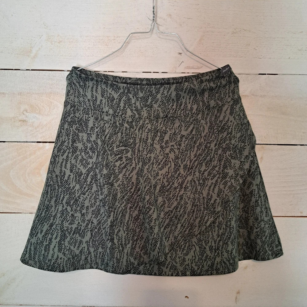 Eddie Bauer Women's Mini Skirt Size Medium Pull-on Stretch Faux Wrap Flare Green